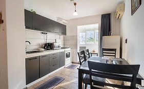 Rustic & Spacious 3Br Apartment
